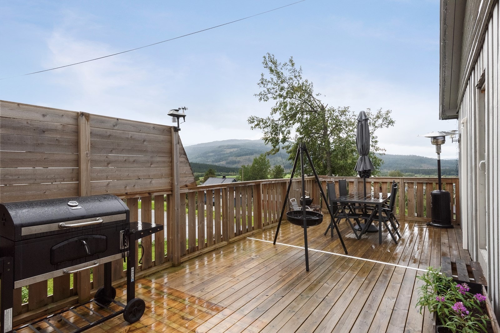 Terrassen gir god plass for utemøbler og er et fint sted for hygge på fine dager. Galleribilde