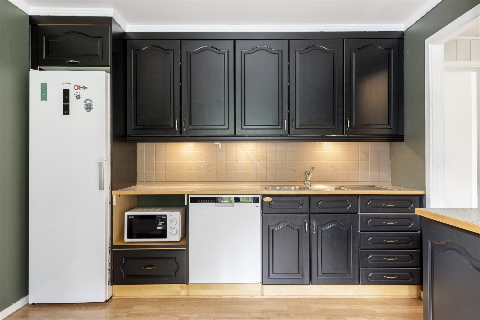 Det er innmontert en kjøkkenventilator med avtrekk over tak. Galleribilde