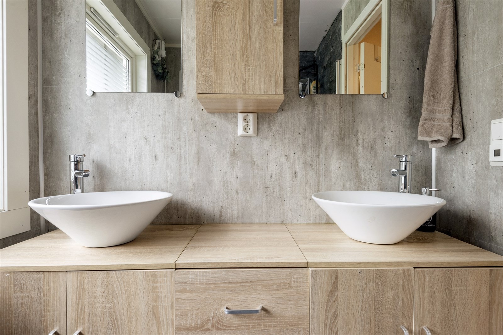 Moderne baderomsinnredning, her med to servanter. Galleribilde