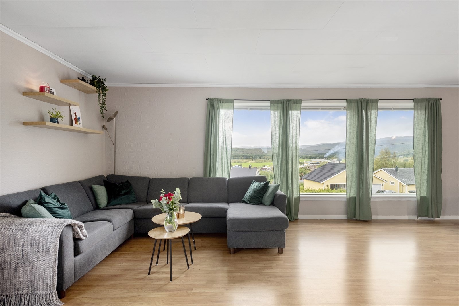 Stue i hovedplan. Fra boligen er det gangavstand til skole og barnehage, samt kort veg til kommunesenter med butikker og kommunesenter. Galleribilde