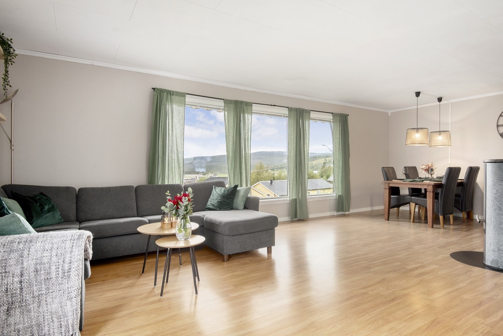 Tiltalende stue med flere møbleringsmuligheter. Galleribilde