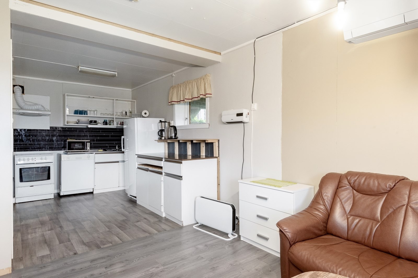 Kjøkkenet har eldre innredning i laminatutførelse med benkeplater i laminat. Galleribilde