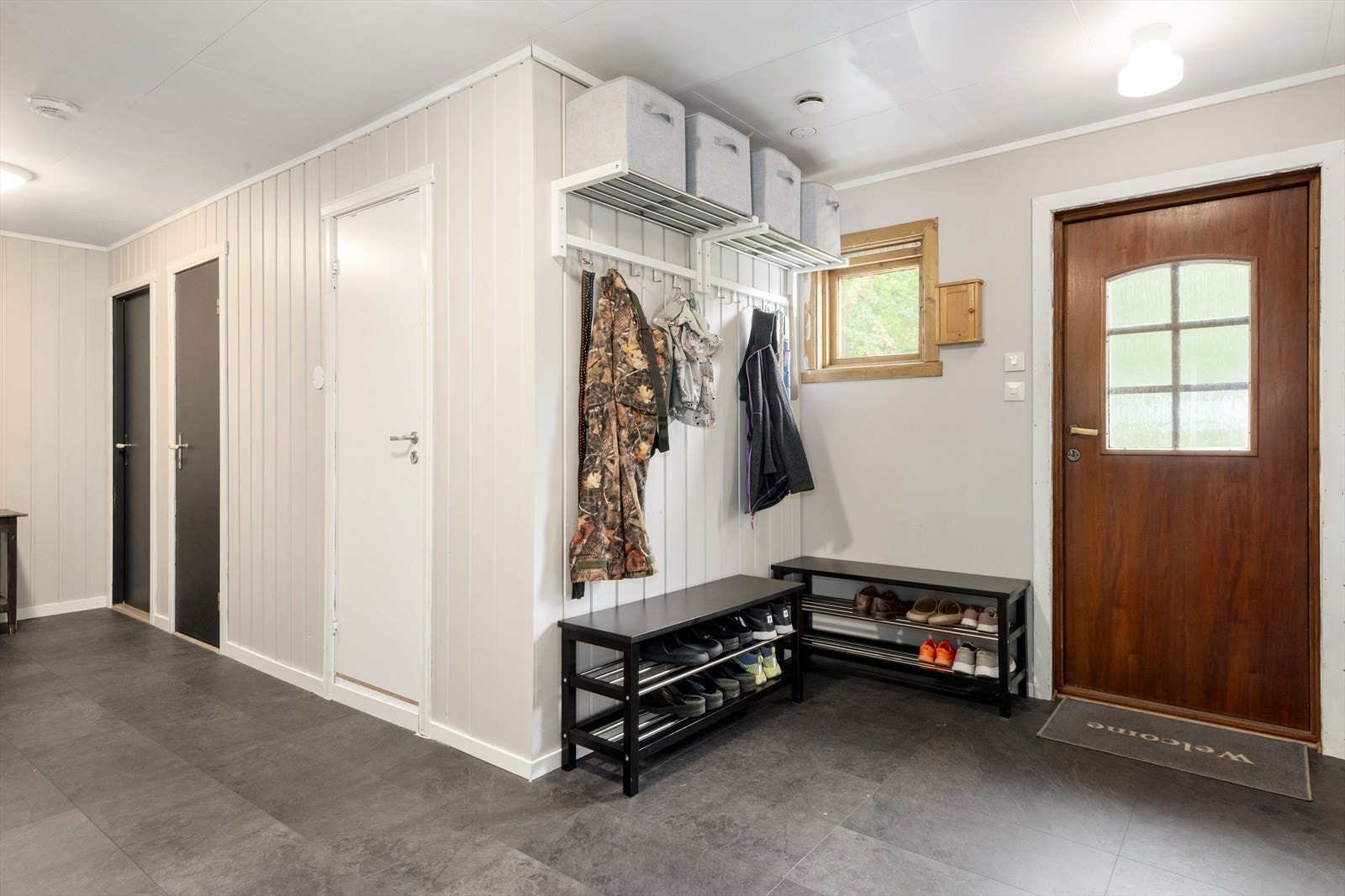 Velkommen inn til hovedetasjen! Lys og innbydende gang. Gang og vindfang ble ombygget i 2020. Galleribilde