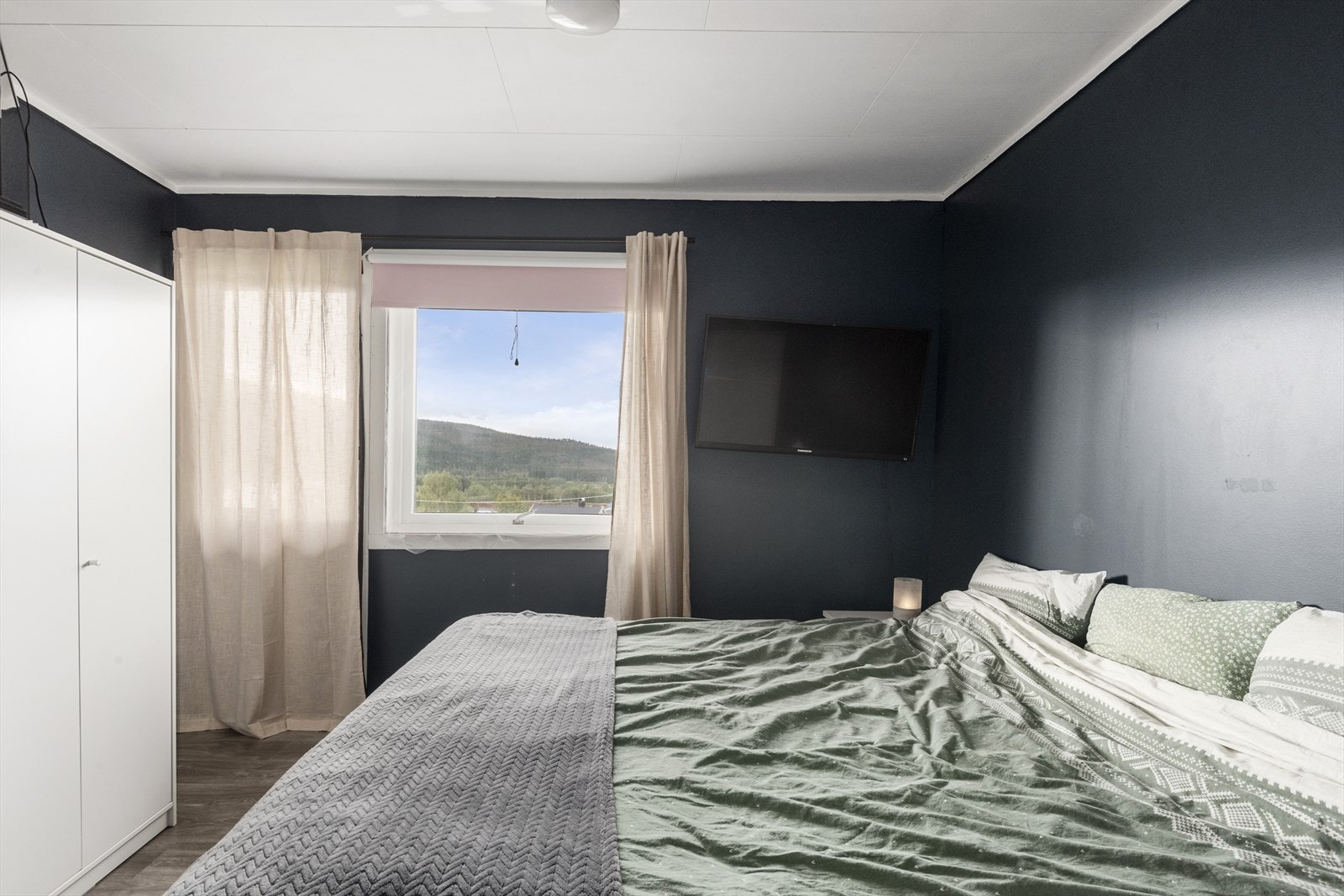 I hovedetasjen har den totalt tre soverom. Dette har dør ut til veranda. Soverom nr. 1 Galleribilde