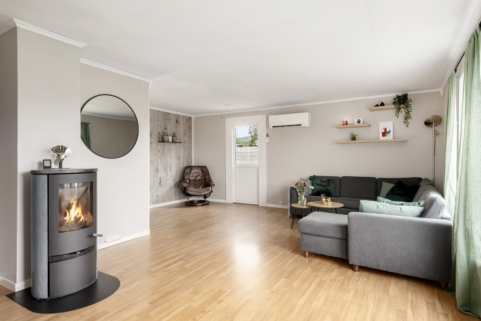 Her er det installert varmepumpe fra 2020, og man får også god varme fra vedovn. Dør ut til stor terrasse som ble satt opp i 2020. Dør ut til en stor terrasse på ca. 29 m². Galleribilde