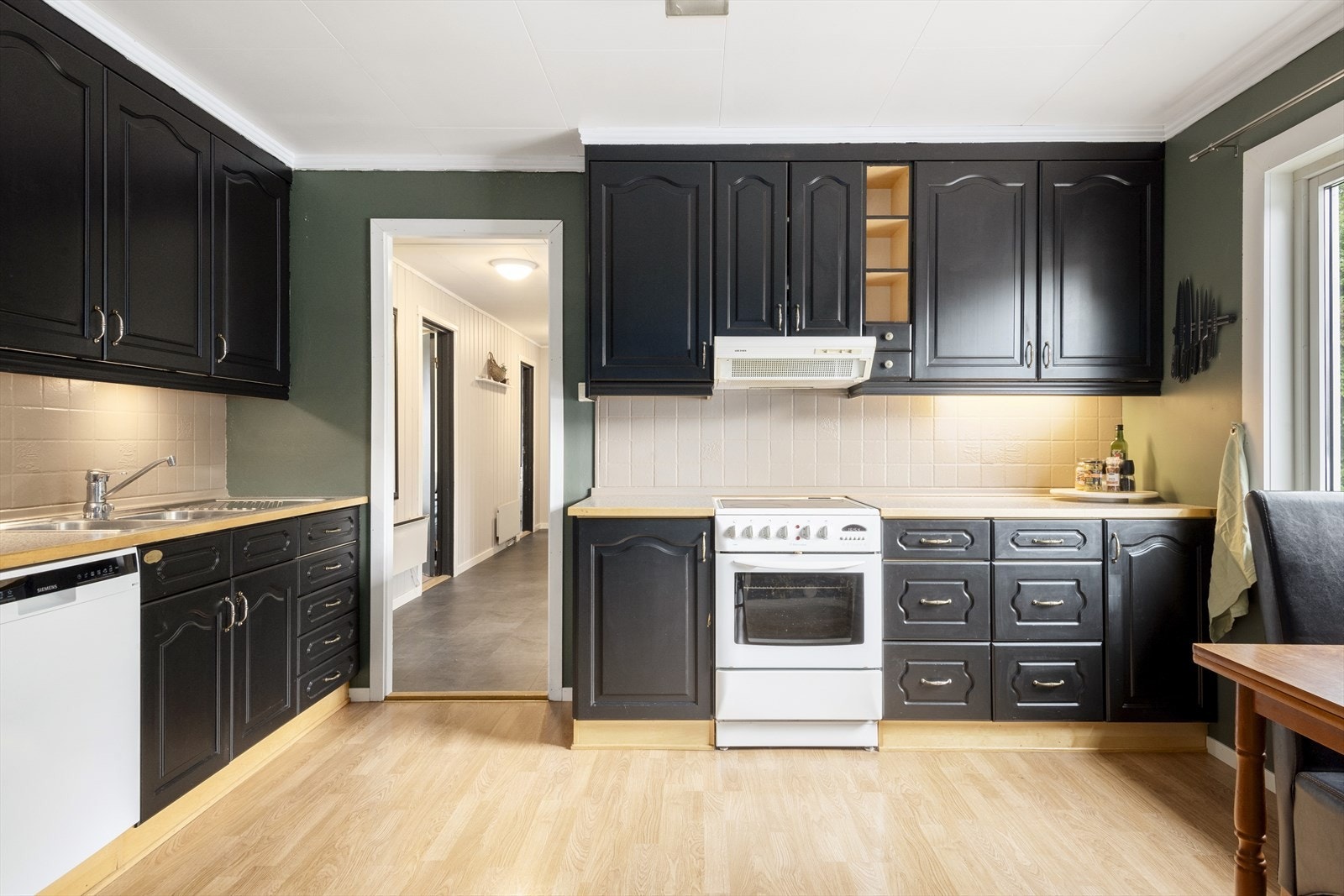 Rett innenfor kjøkkenet ligger vaskerommet. Her ser man dør ut til gangen. Galleribilde