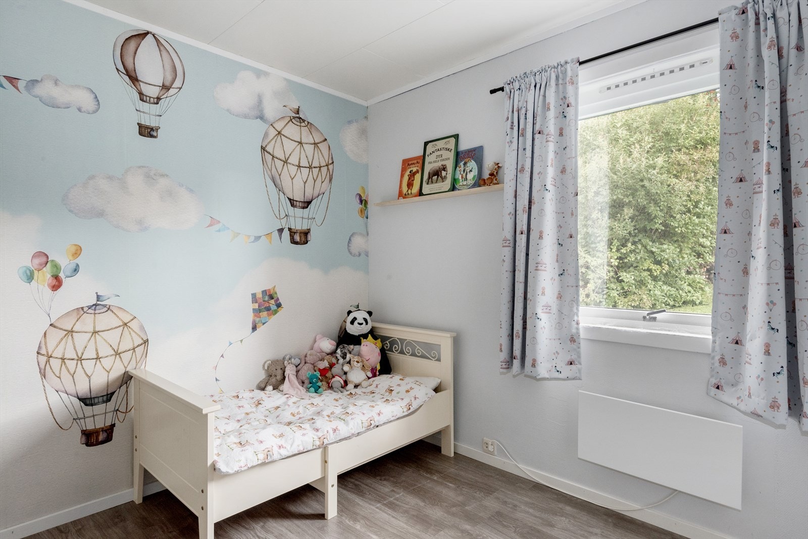 Et av soverommene er fint oppusset til barnerom. Galleribilde