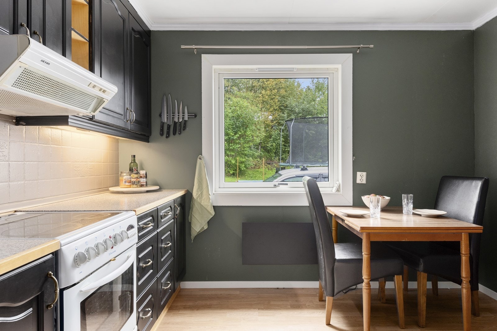 Kjøkkenet har rikelig med kjøkkeninnredning (Nygård kjøkken) og plass til et koselig kjøkkenbord. Galleribilde