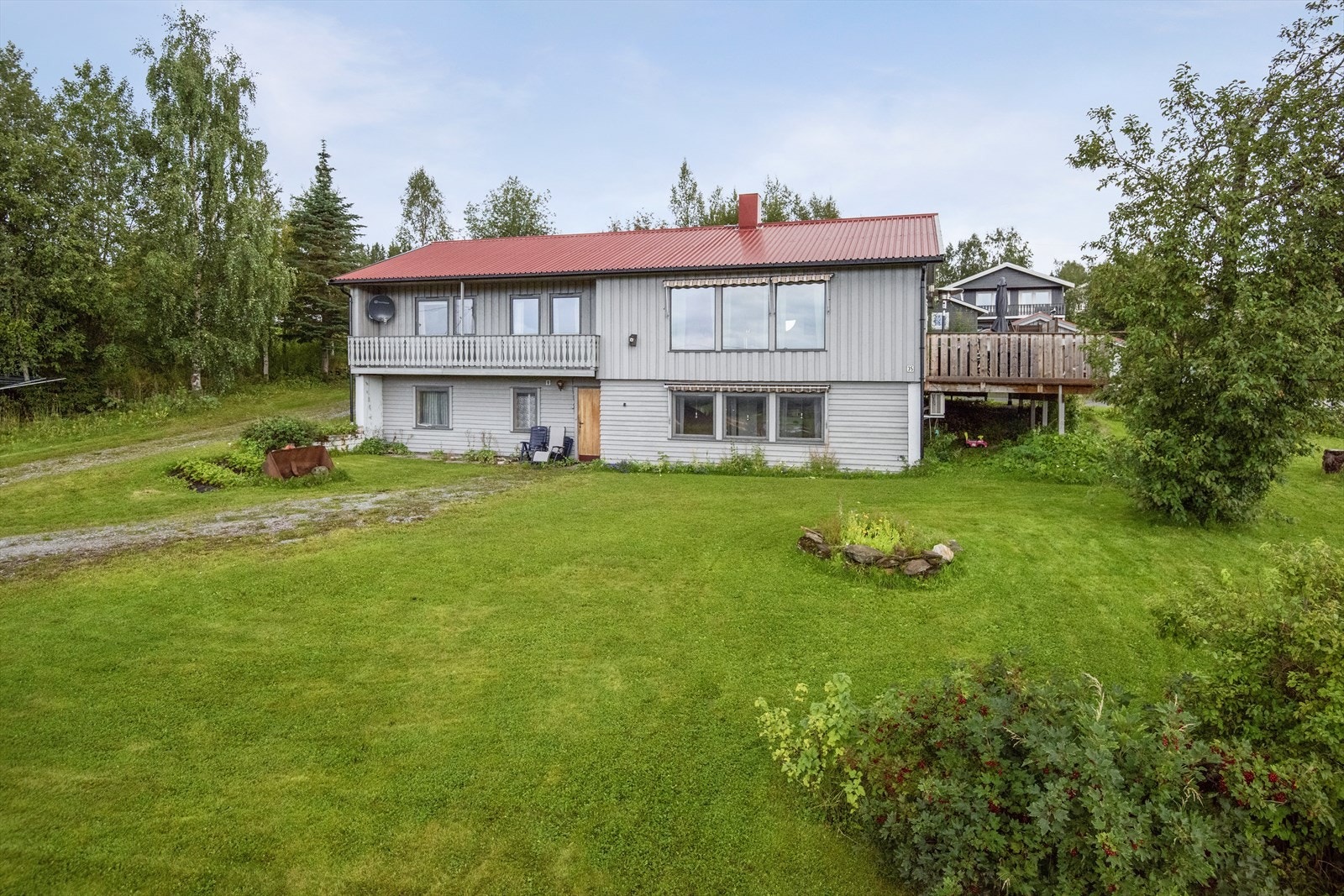 Eiendommen ligger fint til i et etablert boligområde med utsikt mot Nerlifjellet og ellers nærliggende bebyggelse. Det er satt opp en frittstående garasje som også benyttes som uthus/vedbod med byggeår 1979. Fint opparbeidet tomt. Galleribilde