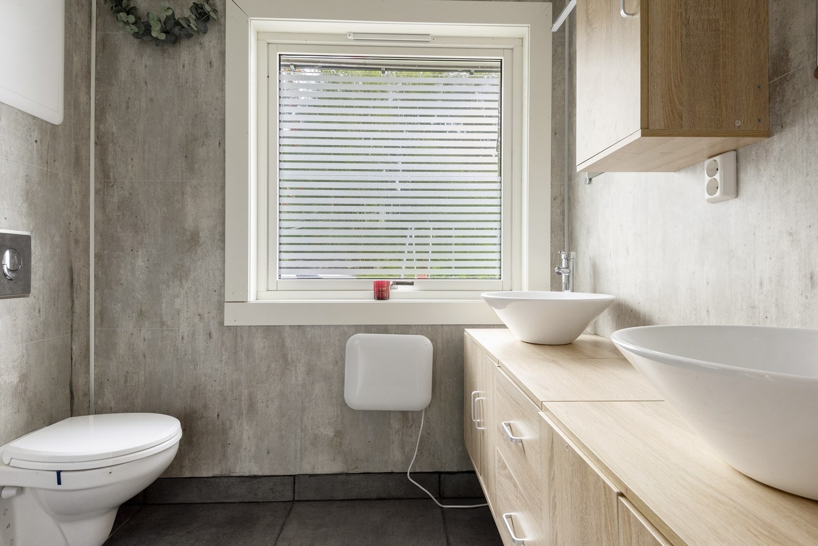 Badet ble ombygd og rehabilitert av eierne i 2021. Store fliser på gulvet med gulvvarme. Moderne baderomsplater på veggene. Vegghengt toalett og dusjhjørne. Galleribilde