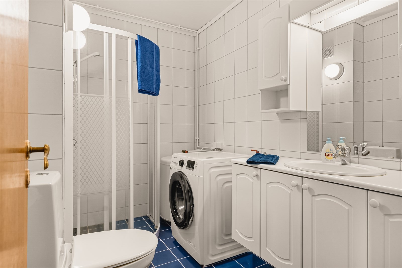 Bad med fliser på gulv og vegger med varmekabler i gulvet. Galleribilde