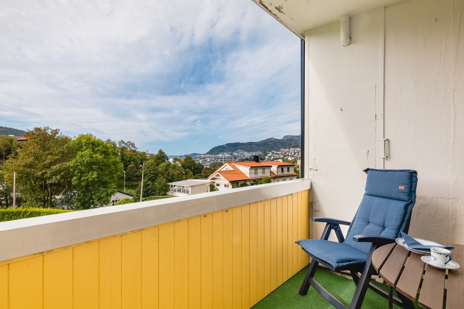 Balkongen er vestvendt med gode sol- og utsiktsforhold. Galleribilde