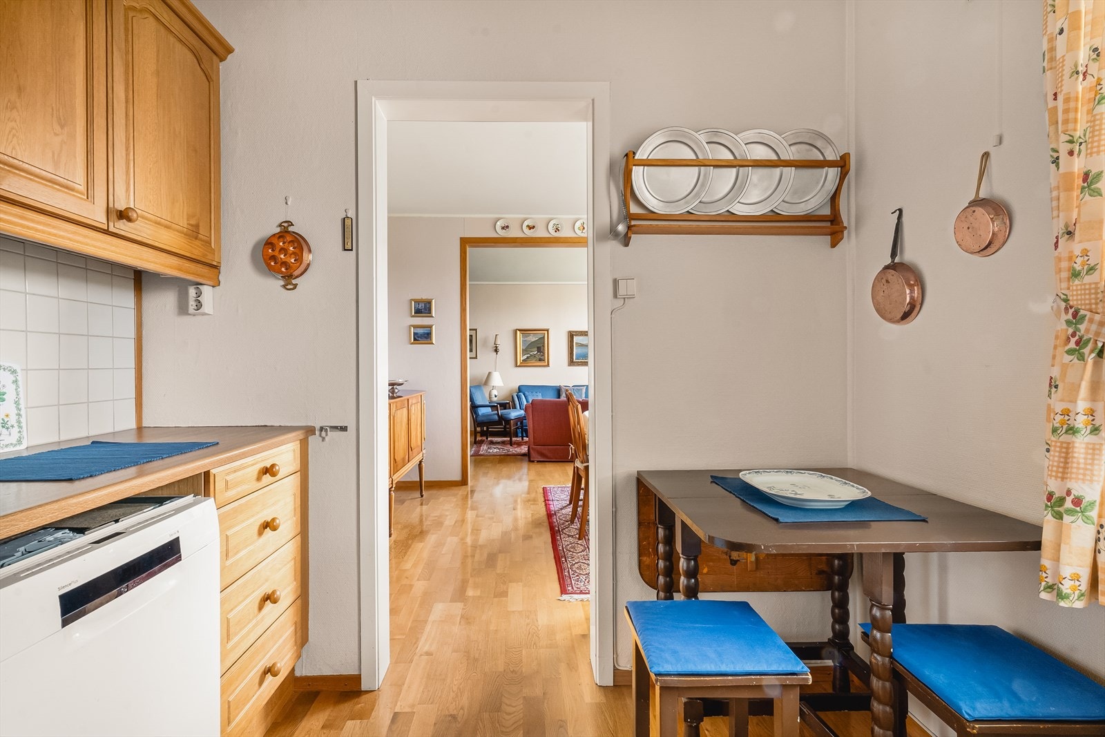 På kjøkkenet er det også plass til et lite spisebord. Galleribilde