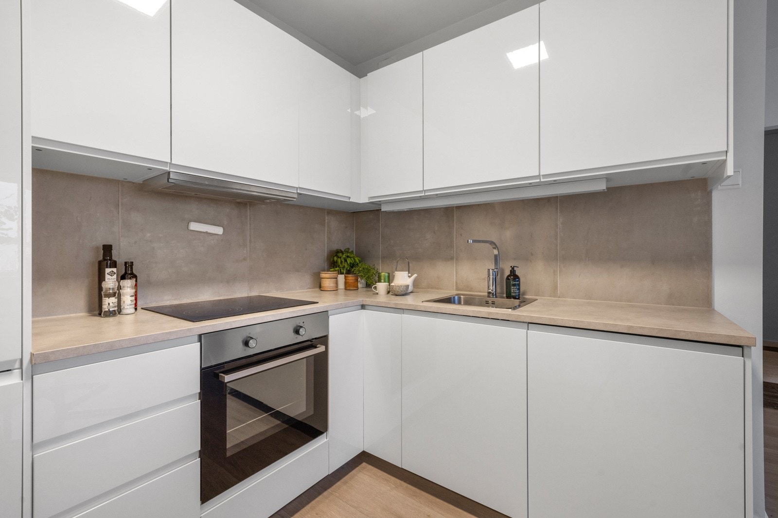 Moderne og flott kjøkkeninnredning (Ikea 2019) med integrerte hvitevarer. Galleribilde