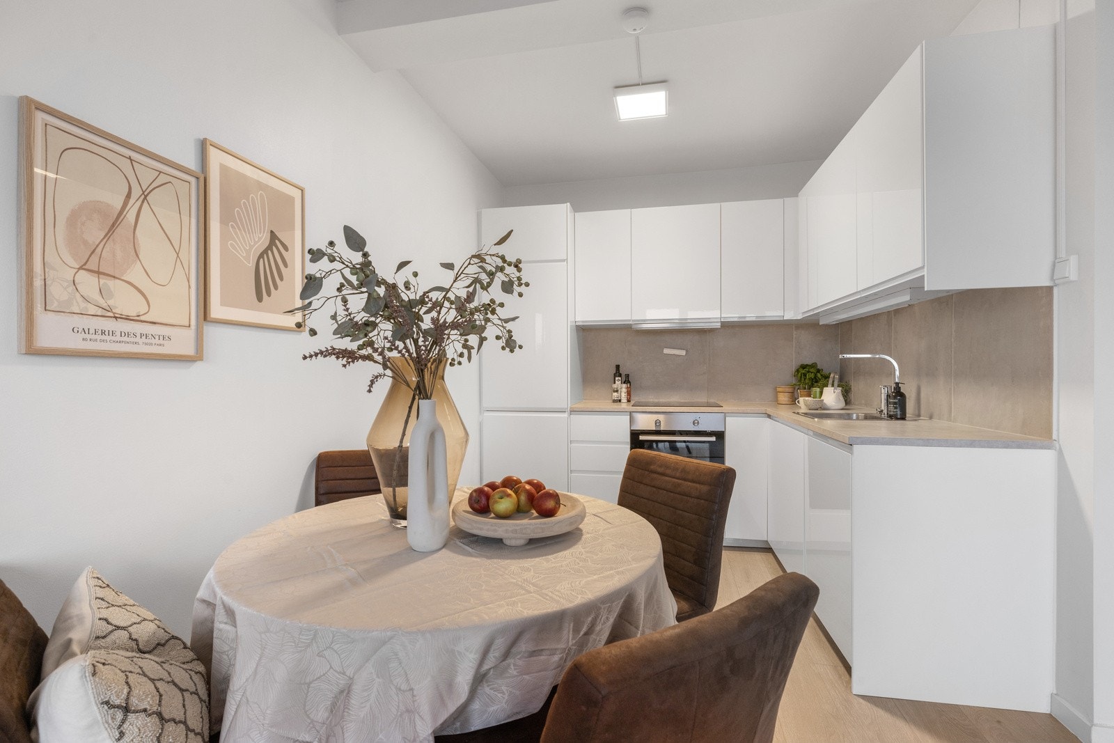 Det er rikelig med plass til spisebord og stoler ved kjøkkenet. Galleribilde