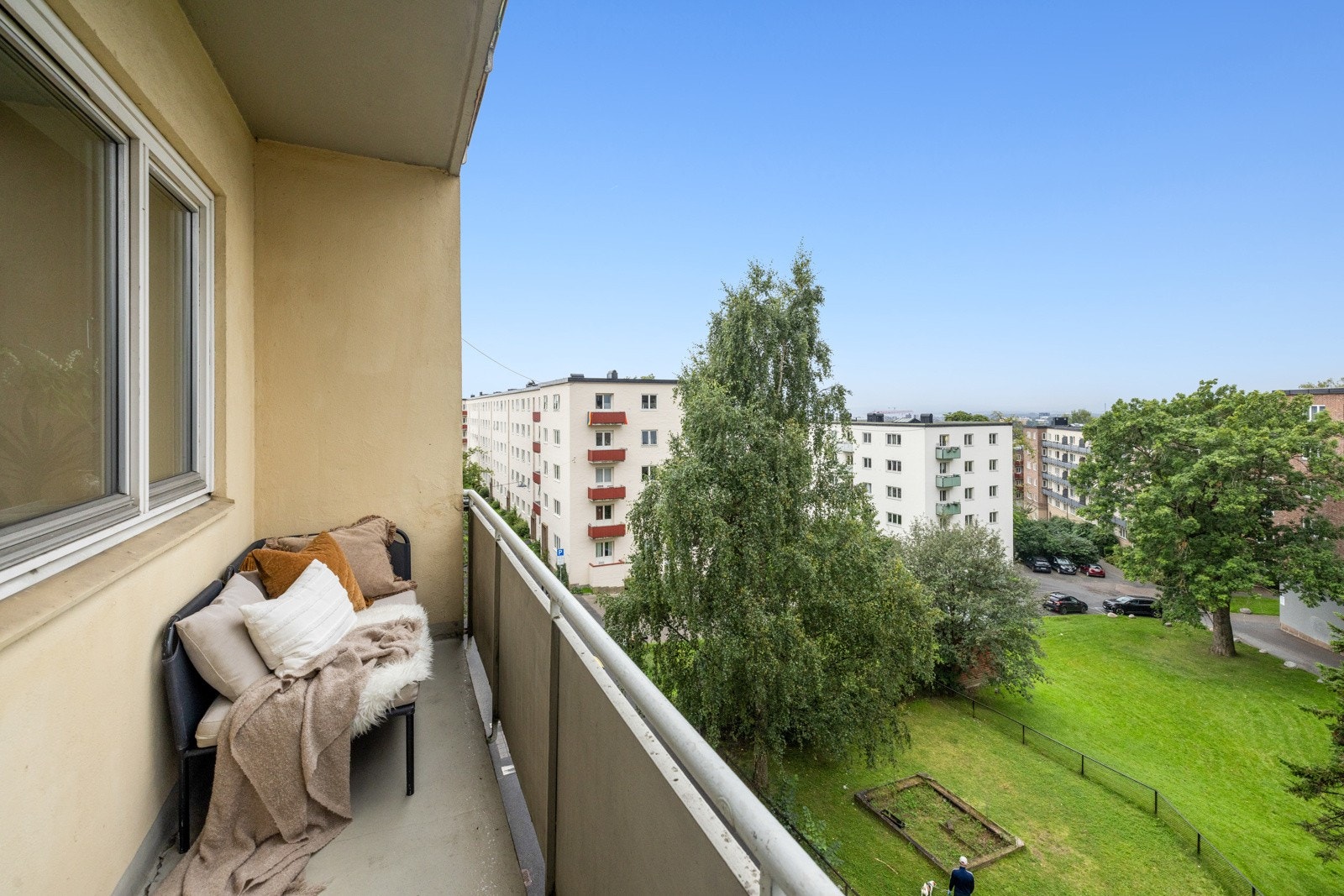 Fra stuen har du utgang til en solrik sydvestvendt balkong på ca 4 kvm. Galleribilde