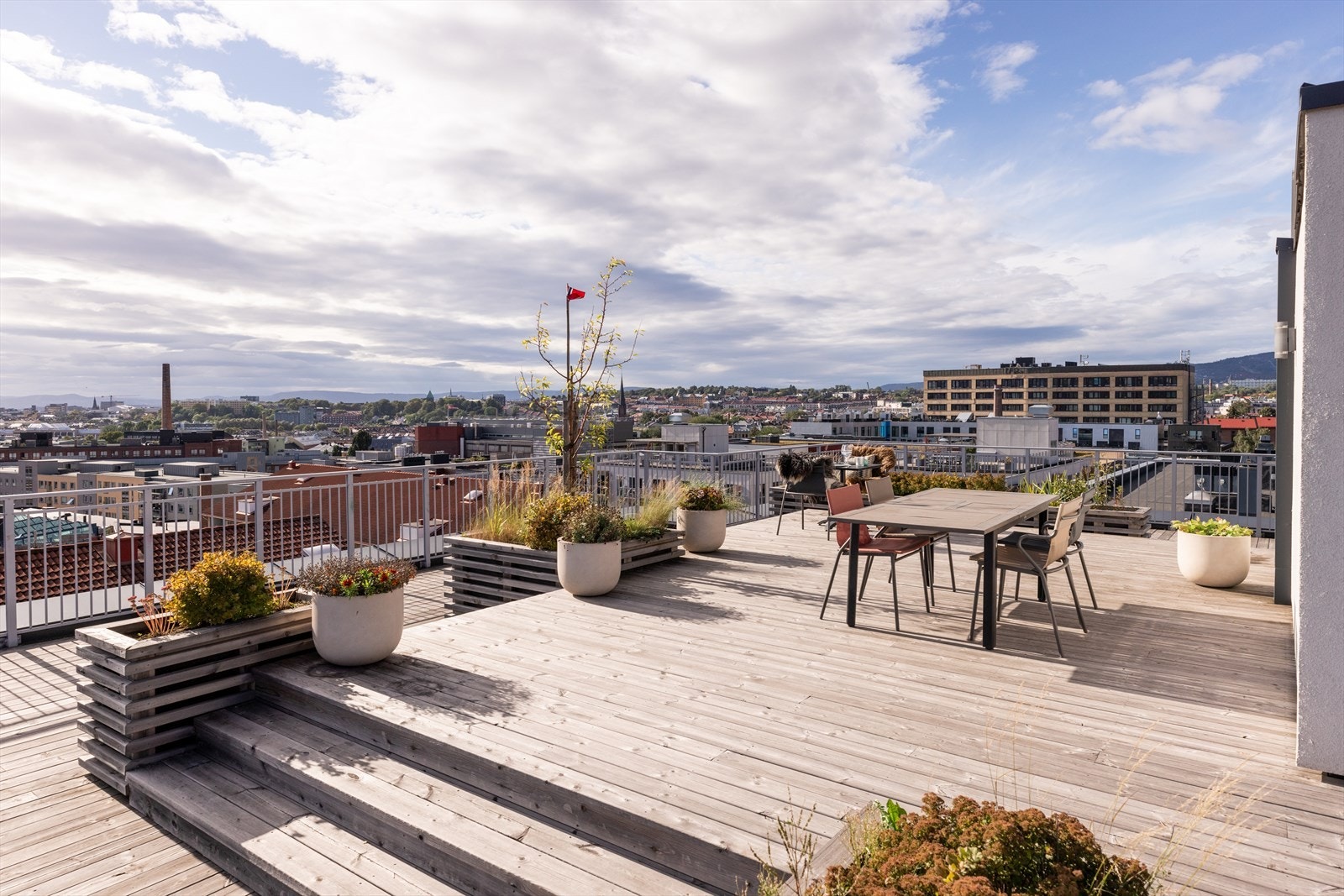 Stor felles takterrasse med en fantastisk utsikt. Galleribilde