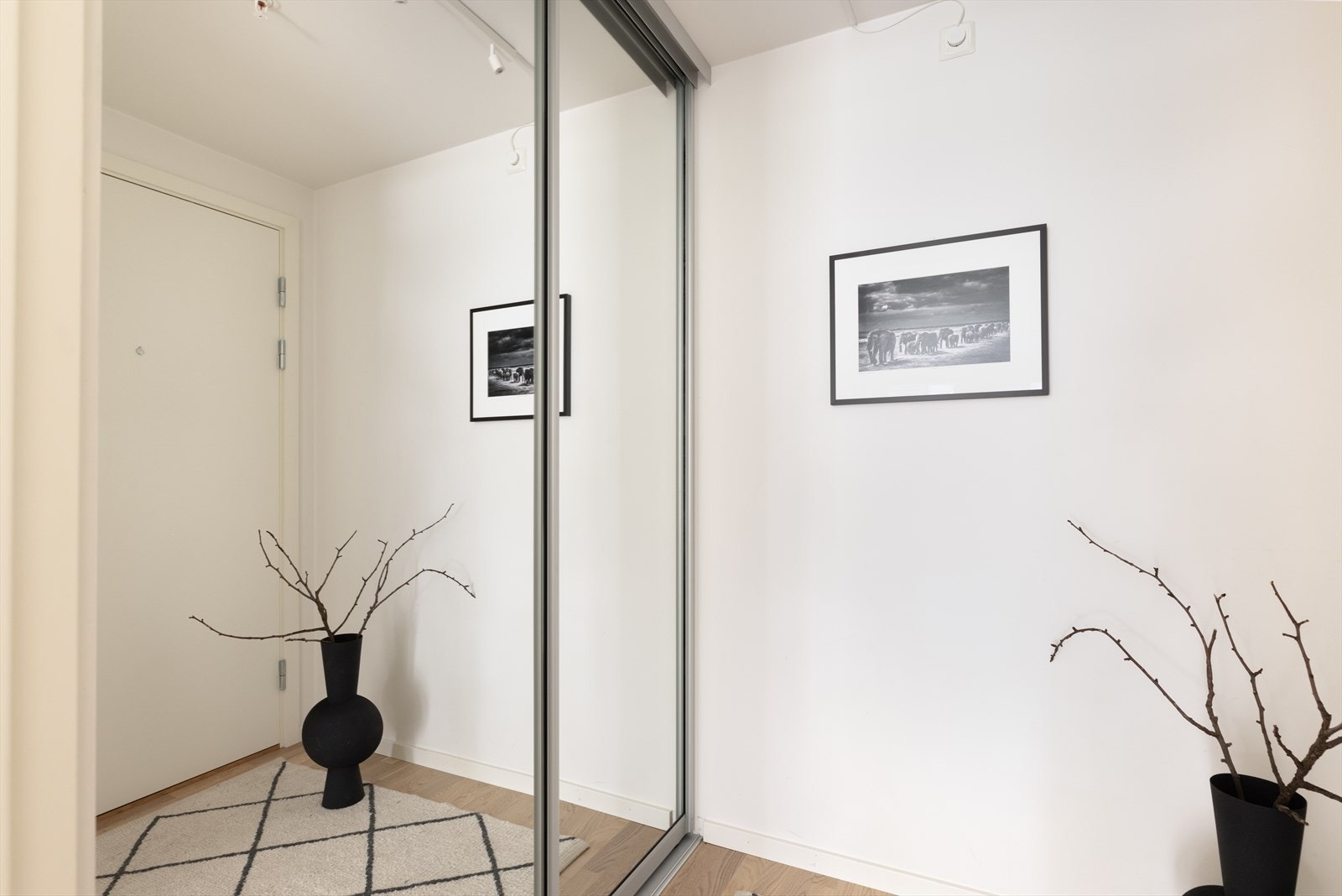 Lys gang med rikelige oppbevaringsmuligheter. Galleribilde