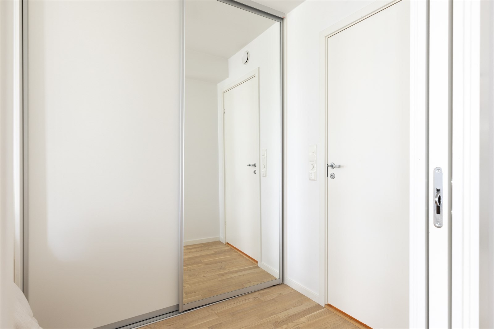 Her er det innredet med en praktisk skyvedørsgarderobe. Galleribilde