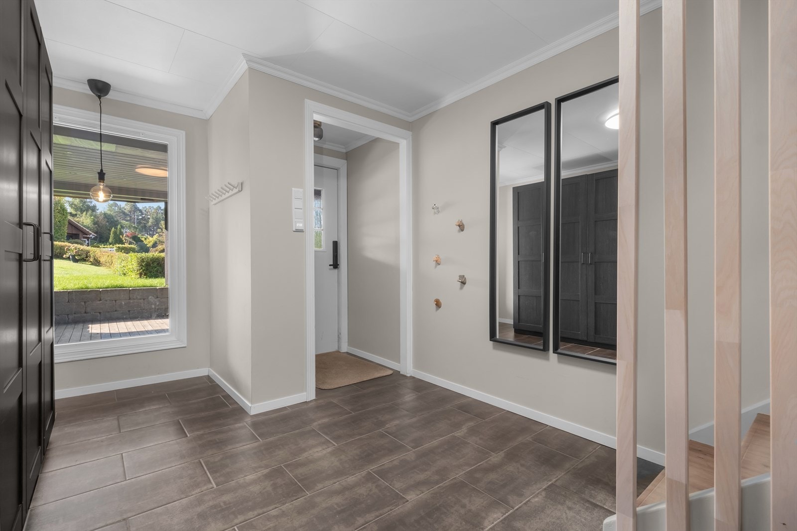 Innbydende vindfang med flislagt gulv med varme. Videre kommer man inn i en større gang/hall. Galleribilde