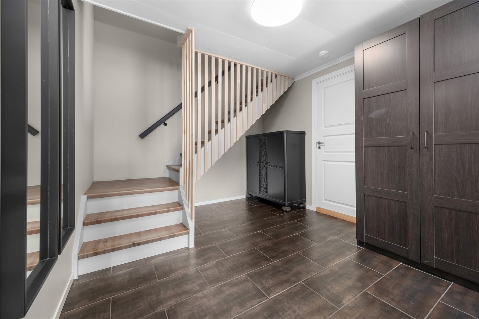 Gang/hall med trapp med spiler til 1. etasje. Flislagt gulv med varme i store deler av gulvet. Garderobeskap medfølger i handelen. Galleribilde