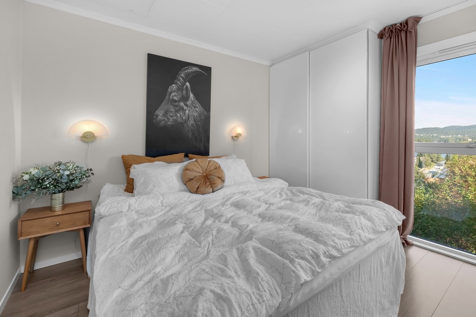 2 gode soverom i behagelige fargevalg og garderobeløsning. Galleribilde