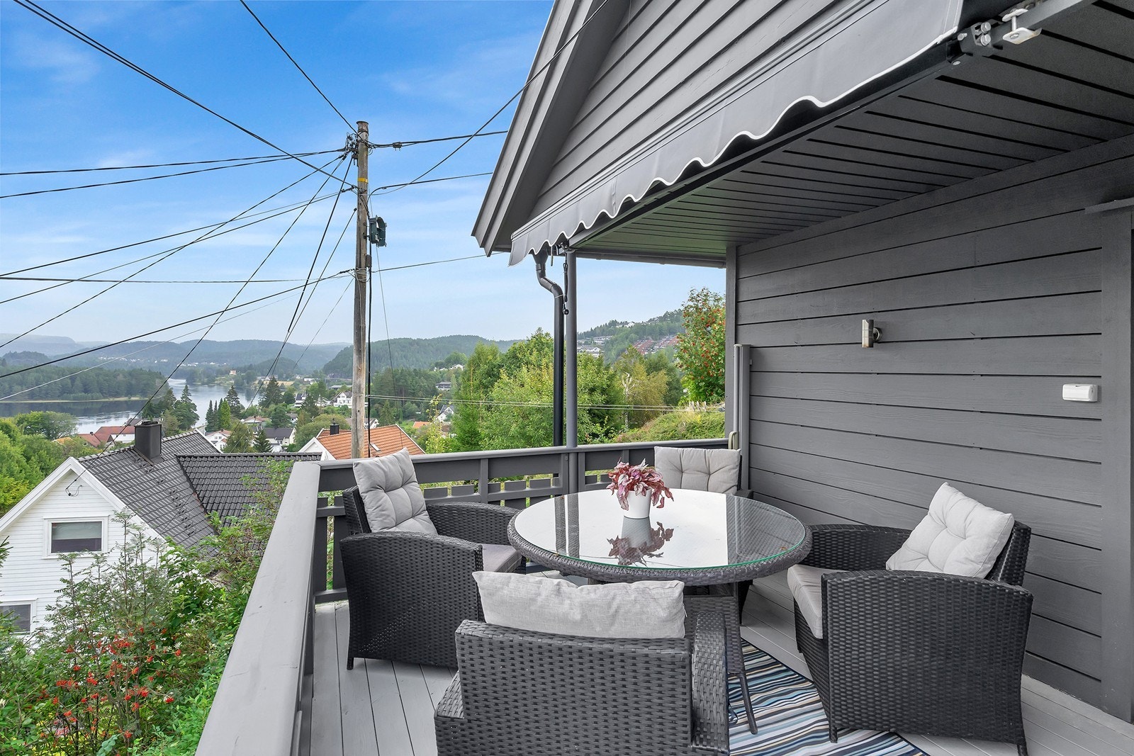 Fra stuen/spisestuen har man skyvedør og verandadør til terrasse. Galleribilde