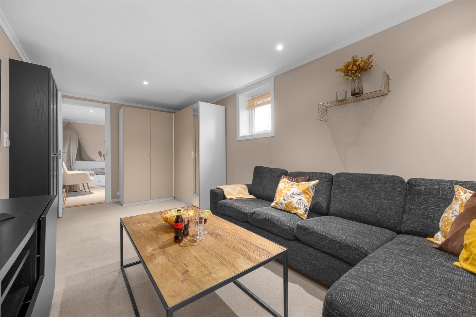 God plass til sofagruppe og tilhørende møbler. Teppe på gulv og flotte fargevalg. Varme i gulv. Galleribilde