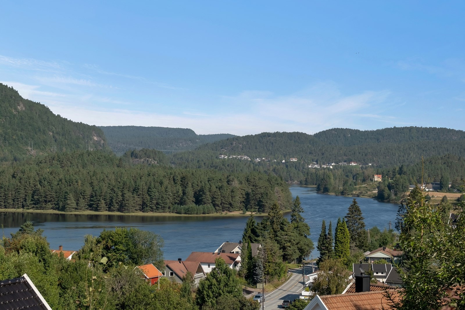 Her har man særdeles gode solforhold og nydelig utsikt over Venneslafjorden. Galleribilde