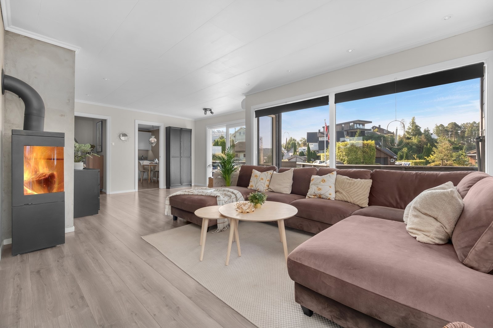 God plass til både spisegruppe og sofagruppe. Galleribilde