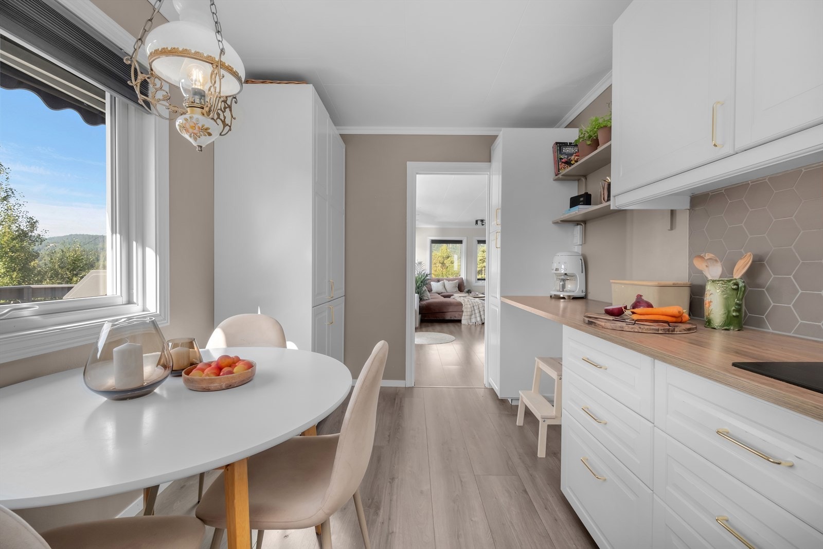 Nyere laminert benkeplate, fliser over benkeplate og vask. Plass til hyggelig spisegruppe ved vinduet. Galleribilde