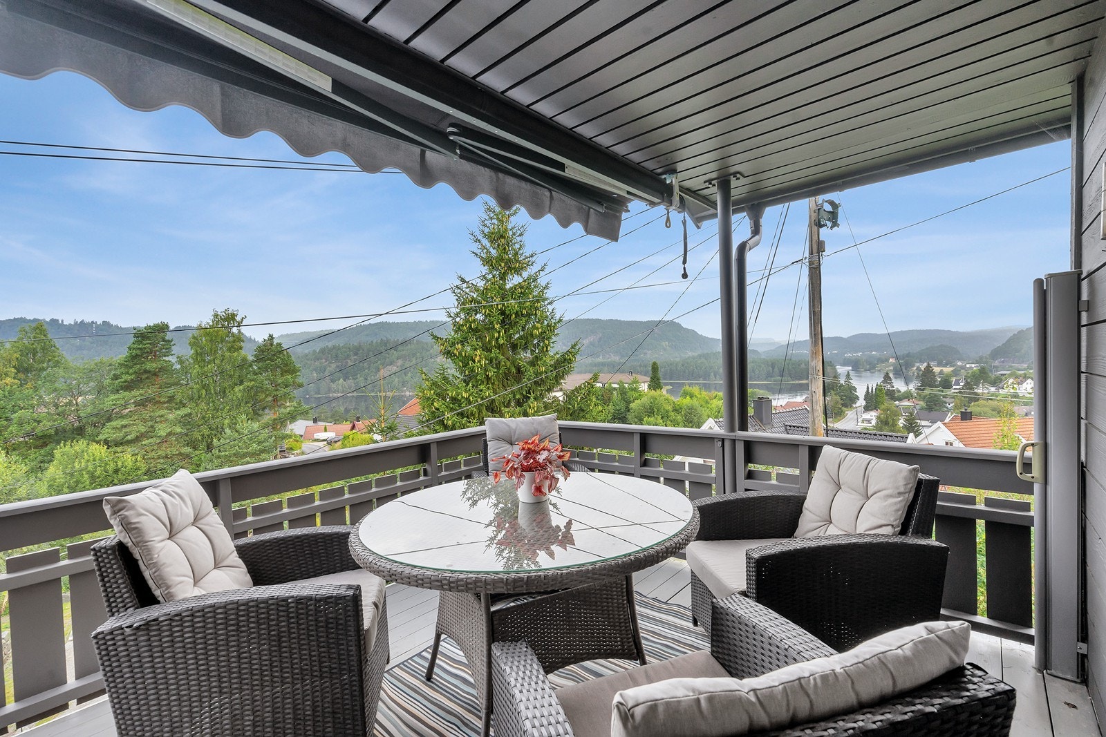 Terrassen har både en tilbaketrukket krok med delvis takoverbygg og en større del med god plass til utemøbler. Galleribilde