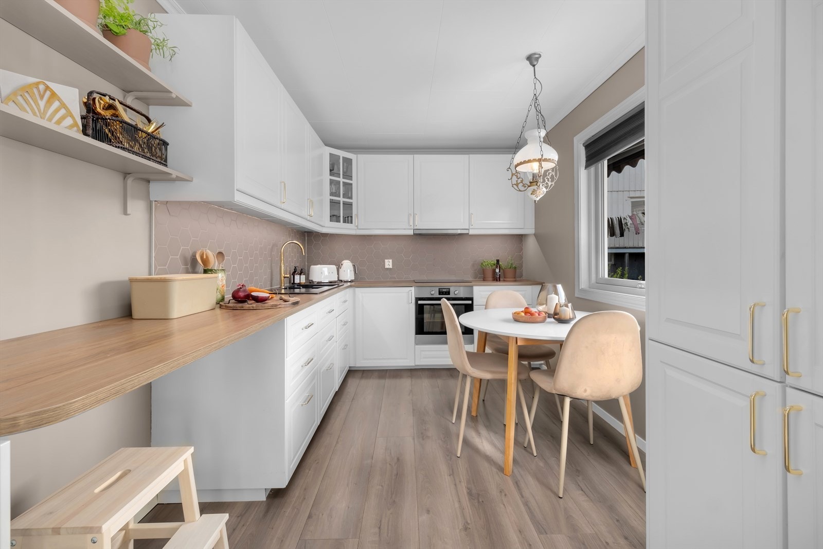 Kjøkken fra ca. 2014 med klassisk innredning, god skap- og benkeplass. Galleribilde