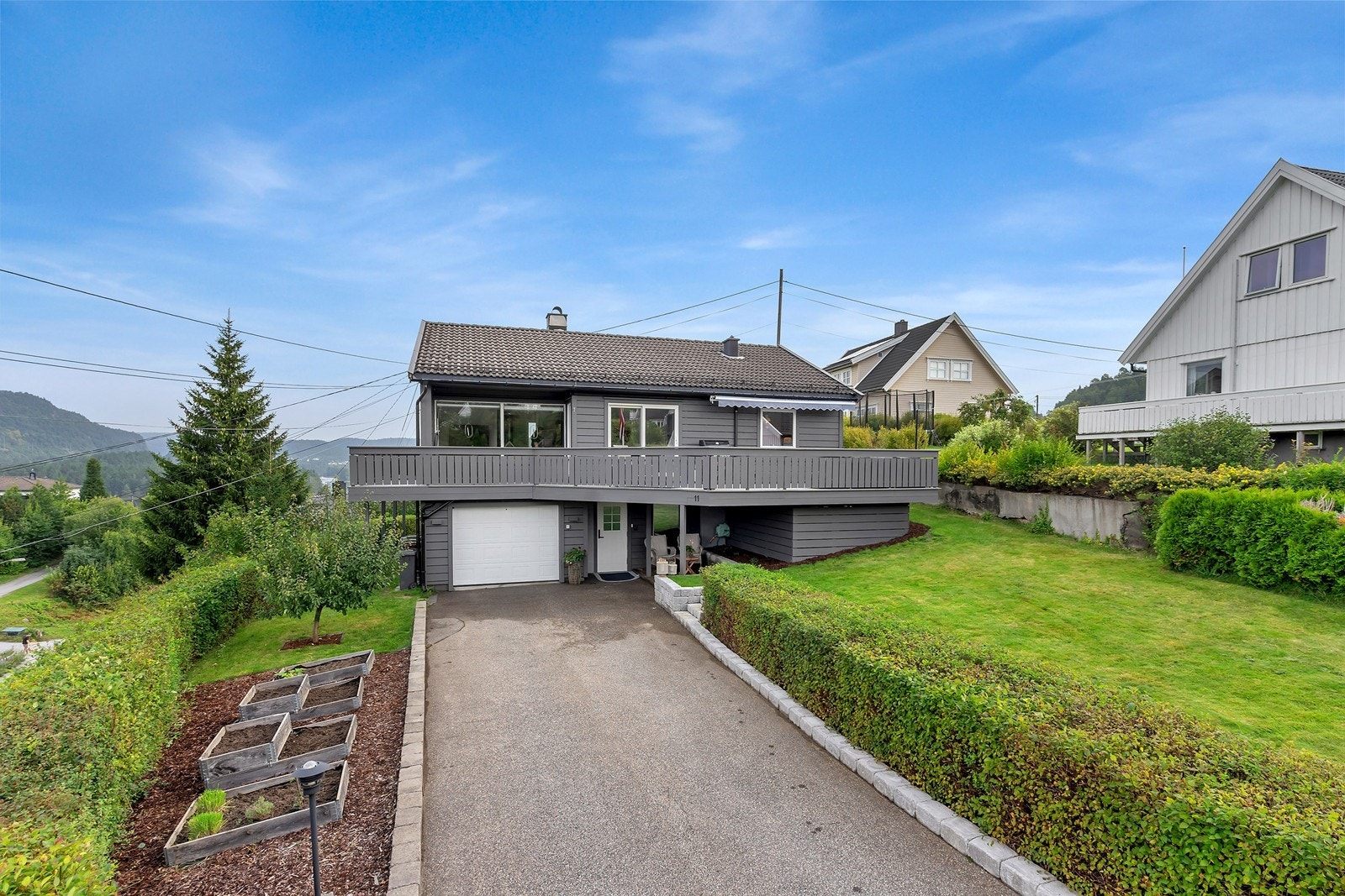 Asfaltert gårdsplass, samt biloppstillingsplass. Garasje med bod. Elektrisk portåpner. Galleribilde