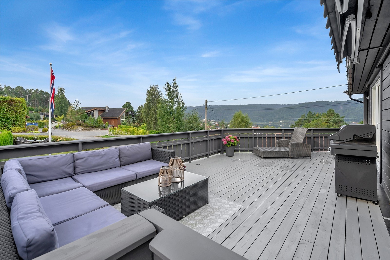 God plass til utemøbler og grill. Her kan sommeren nytes! Galleribilde