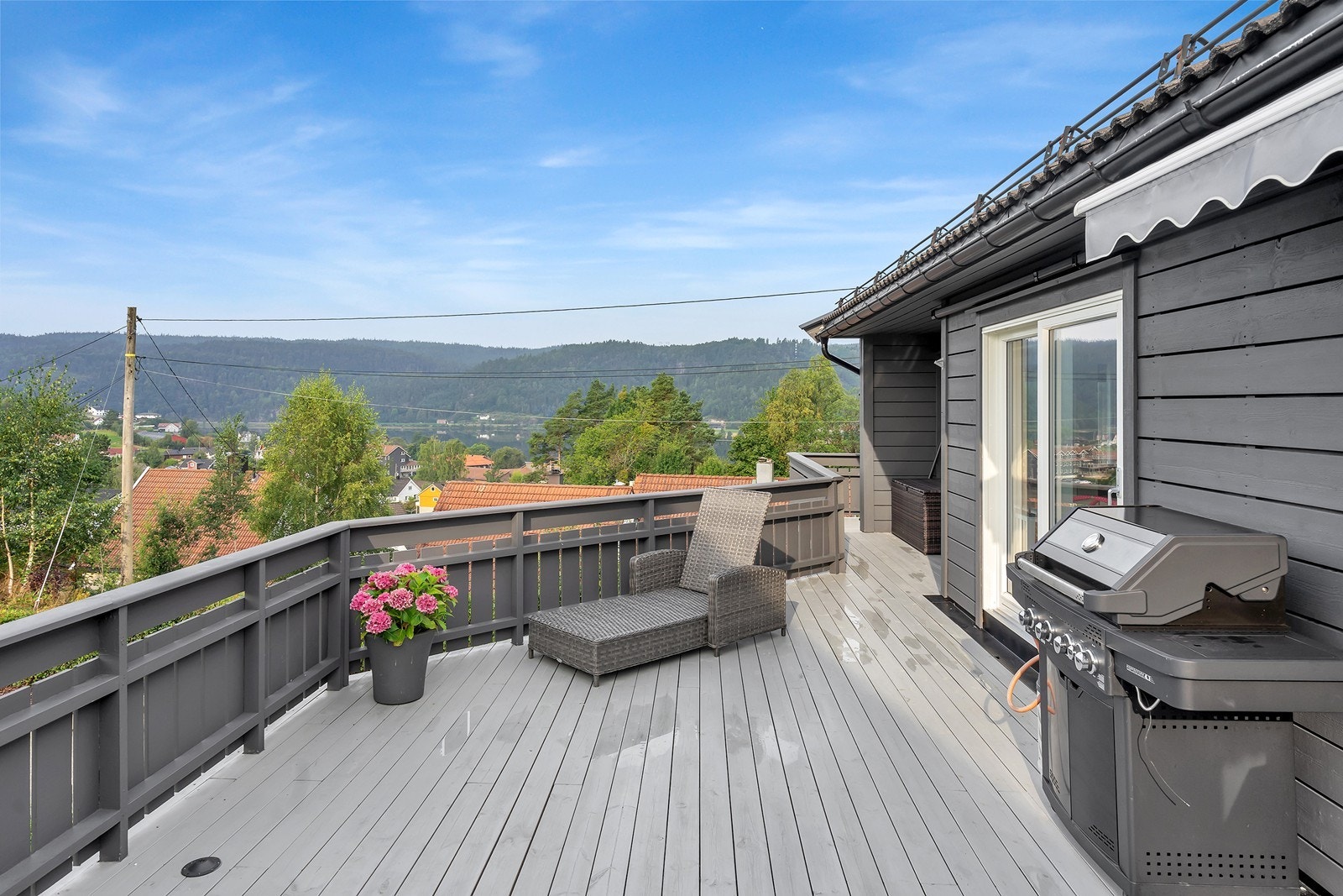 Terrassen strekker seg rundt store deler av boligen. Galleribilde