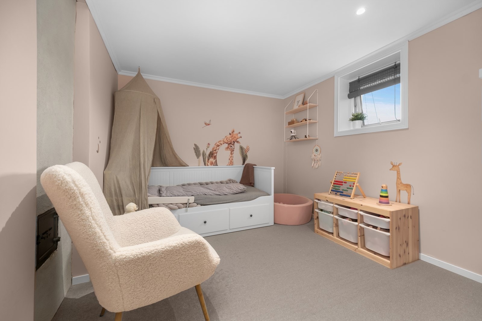 Bod brukt som soverom. Varme i gulv. Rommet er ikke godkjent til varig opphold/beboelse. Galleribilde