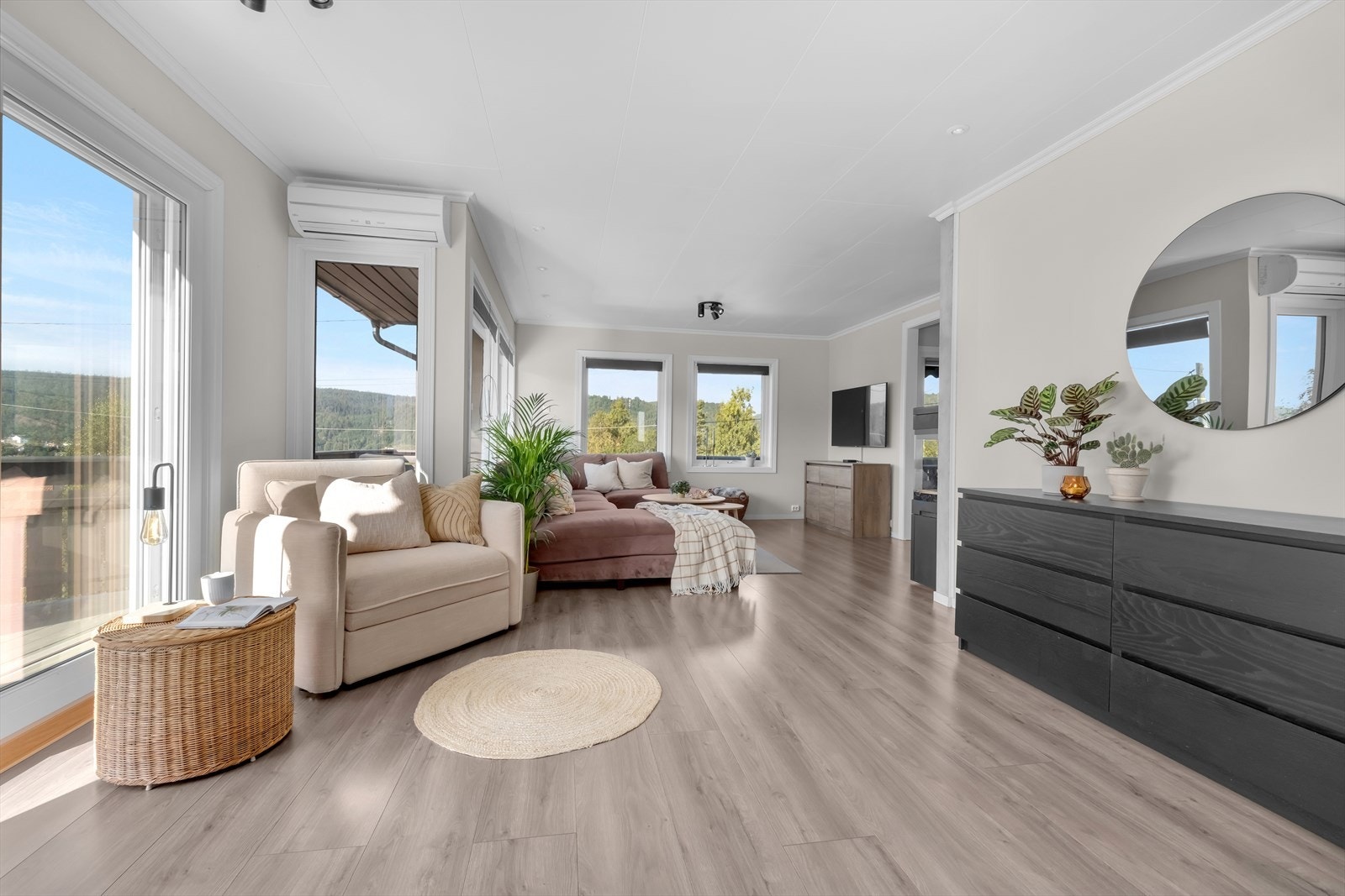 Flere store vinduer som gir mye naturlig lys. Galleribilde