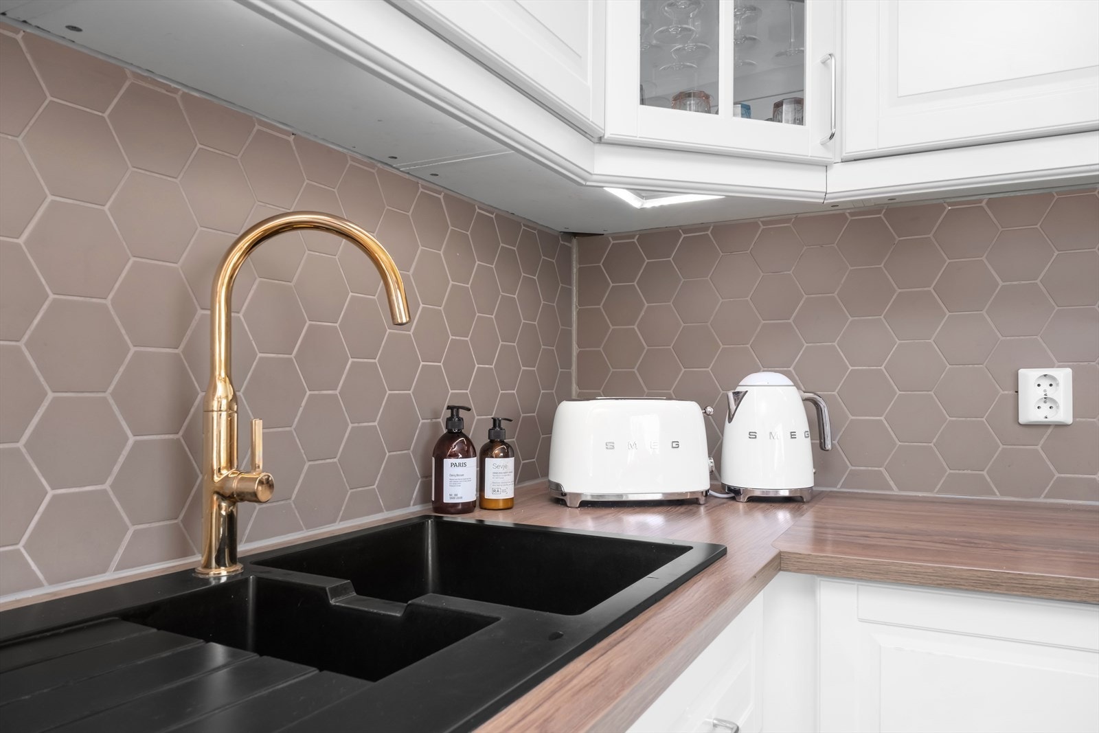 Integrert stekeovn, platetopp, oppvaskmaskin og kjøleskap som medfølger i handelen. Galleribilde