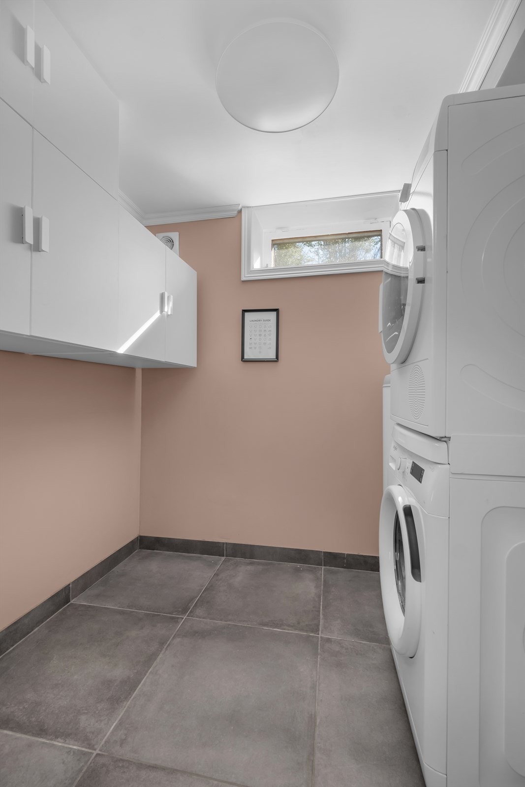 Bod innredet som vaskerom. Rommet ble oppgradert i 2019. Rommet er ikke godkjent til varig opphold/beboelse. Galleribilde