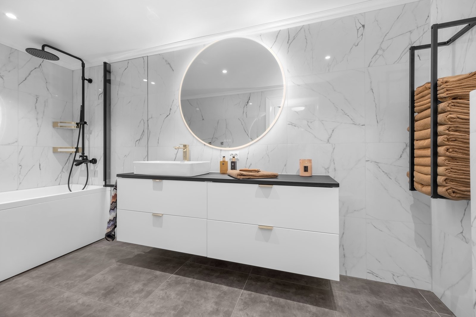 Flislagt og lekkert bad fra 2022 med varme i gulv. Galleribilde