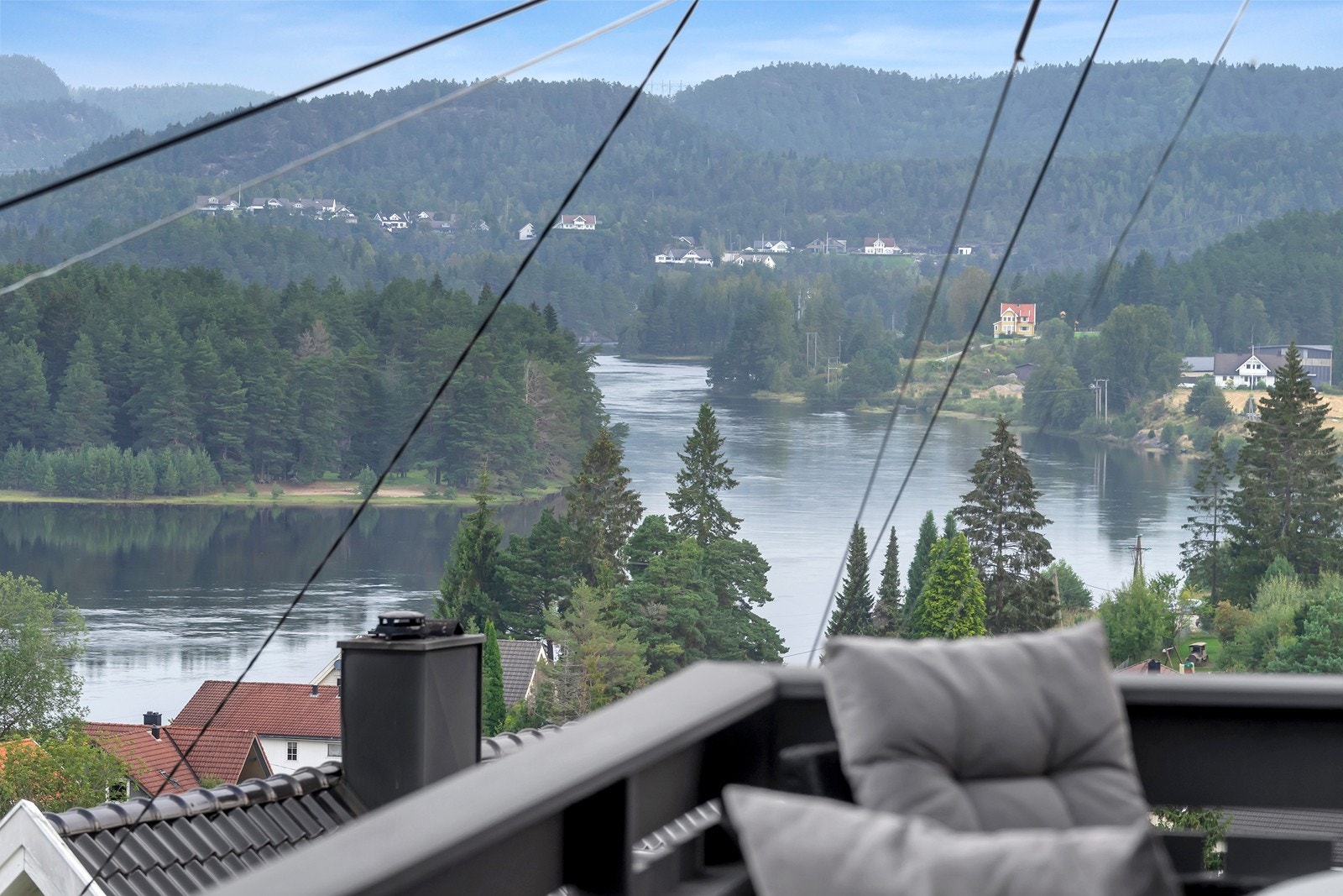 Her har man særdeles gode solforhold og nydelig utsikt over Venneslafjorden. Galleribilde