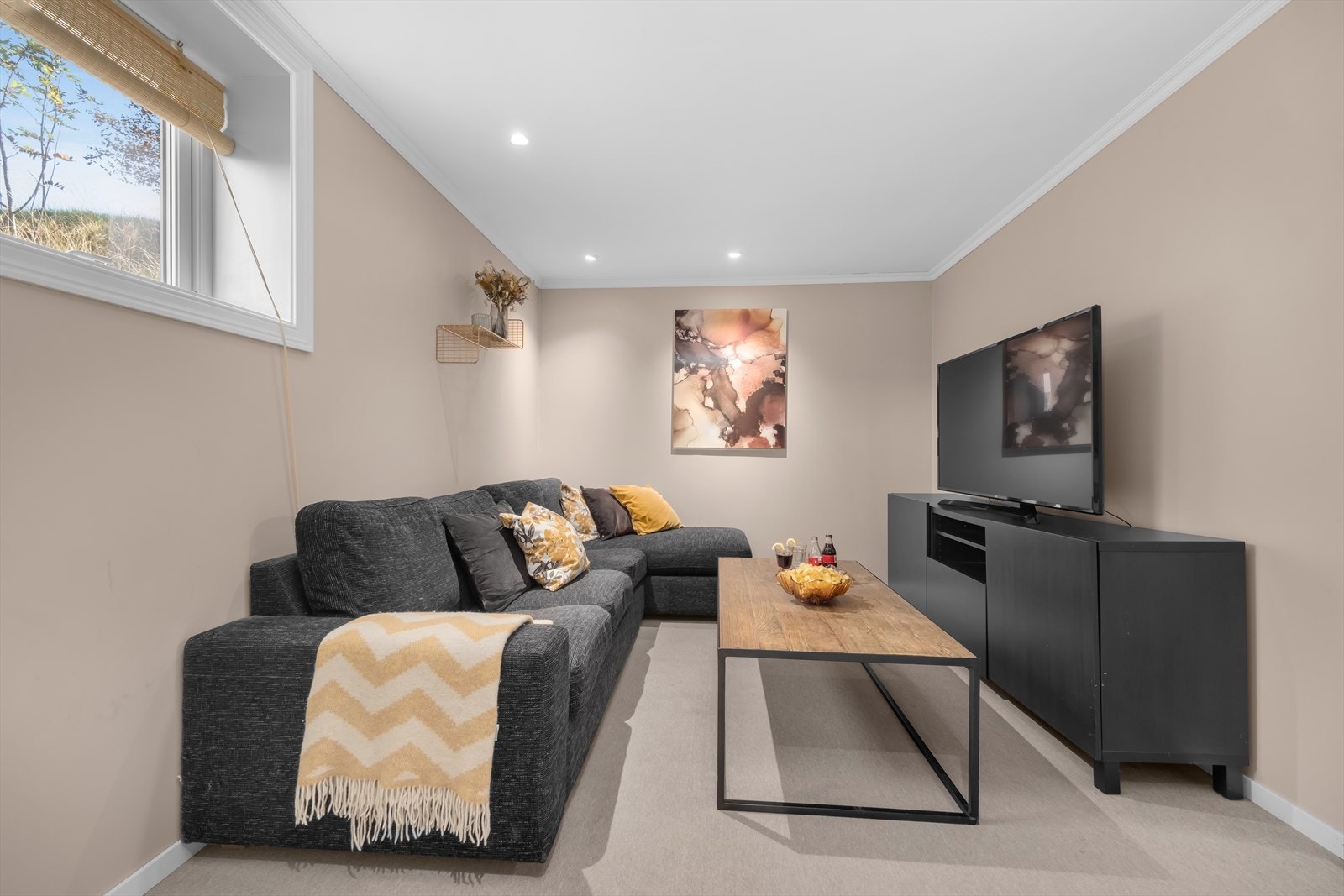 Bod brukt som kjellerstue. Rommet er ikke godkjent til varig opphold/beboelse. Galleribilde