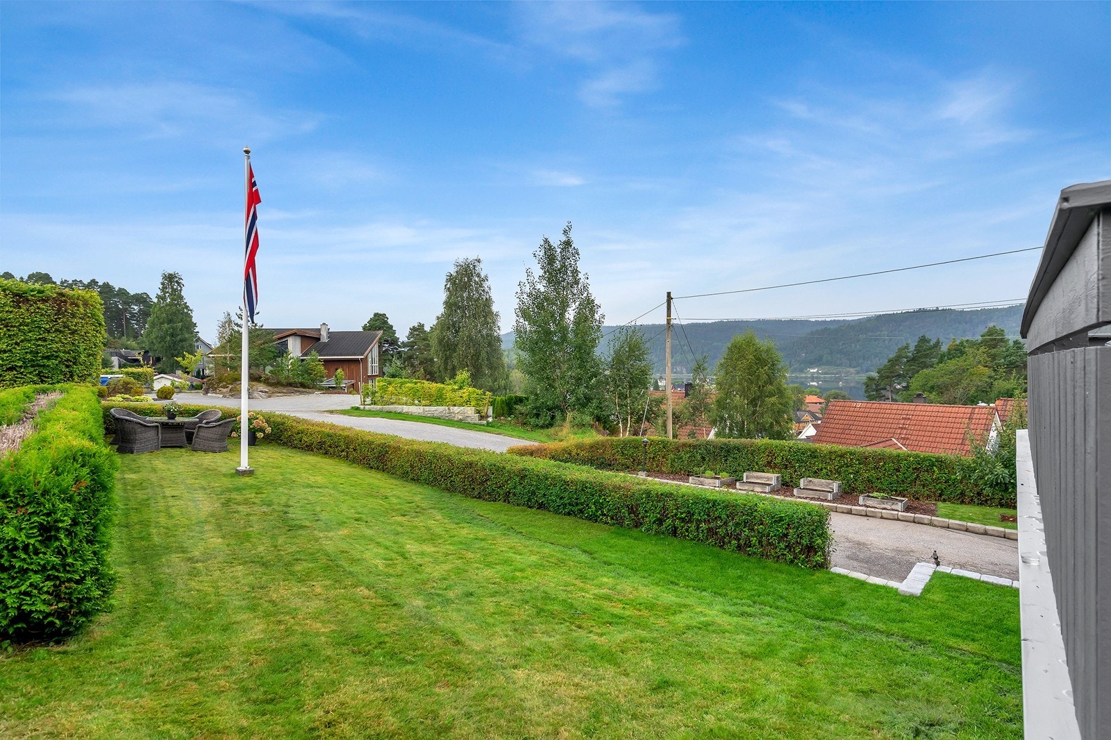 Boligen er bygget på skrånende, luftig utsiktstomt og har flere fine uteplasser - noe som sikrer sol fra morgen til kveld. Galleribilde