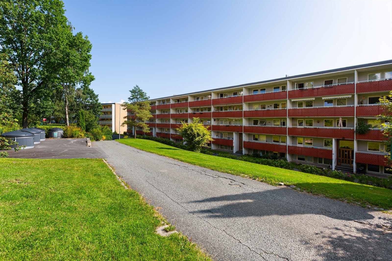 Med den sentrale beliggenheten har man i underkant av 2 km gange til Asker sentrum med alle fasiliteter. Galleribilde