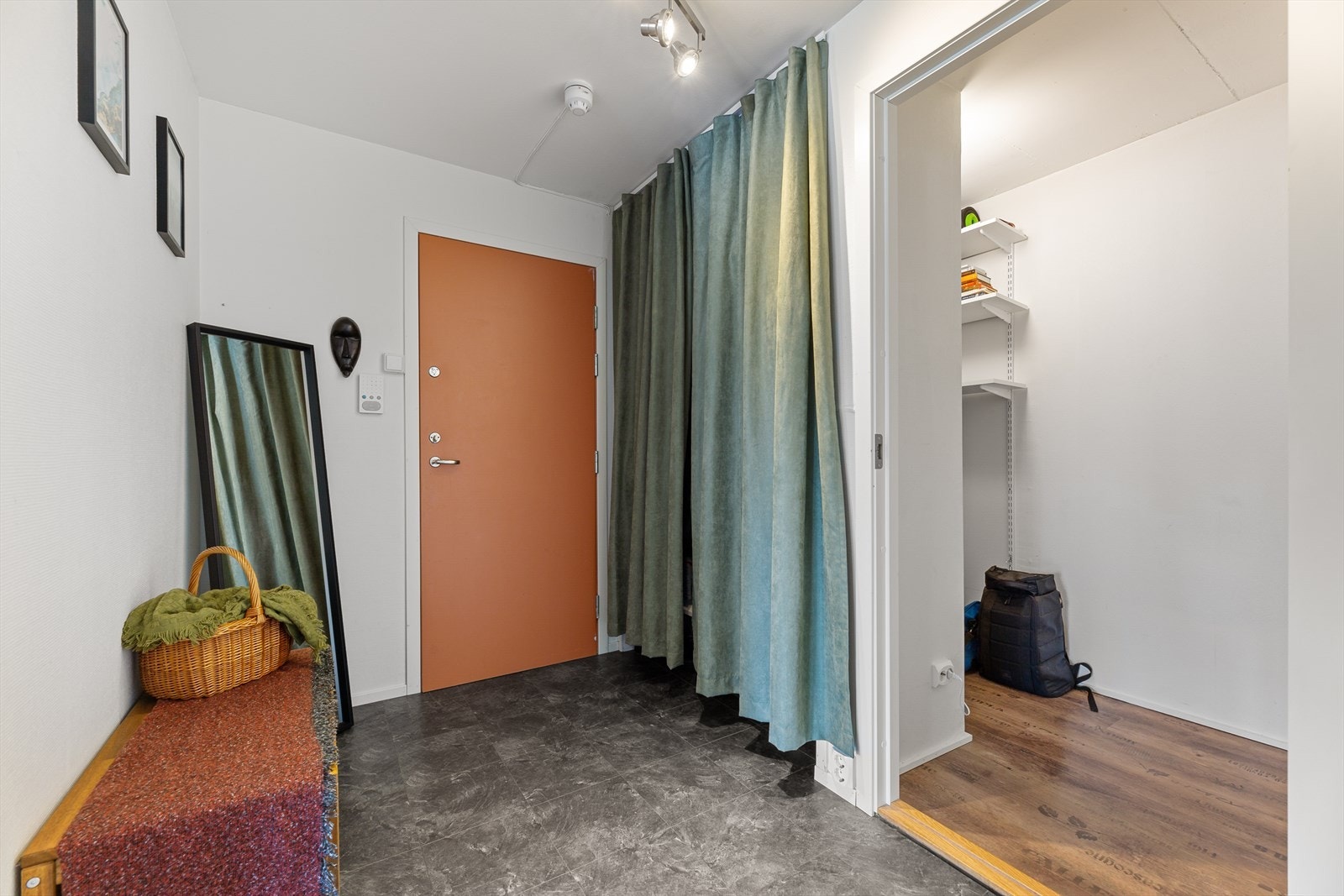 Entréen har plass til skoskap og klesoppheng. Galleribilde