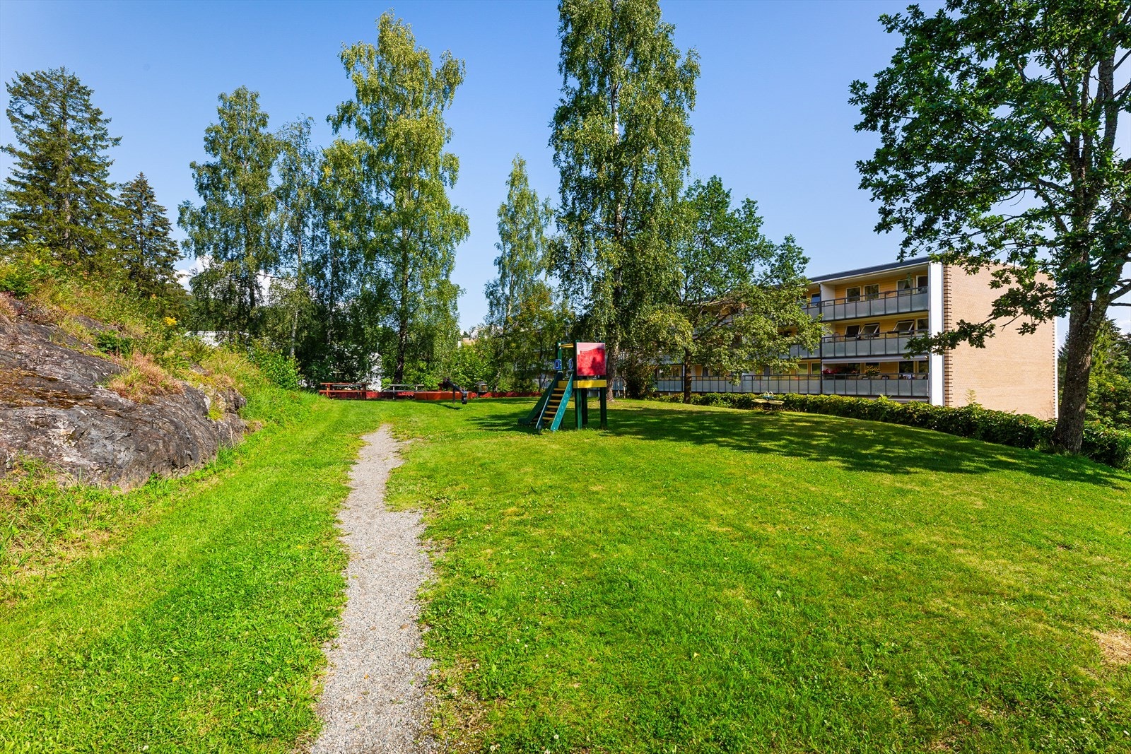 Enkel tilgang til buss- og togforbindelse ca. 4-6 minutter gange fra leiligheten. Galleribilde
