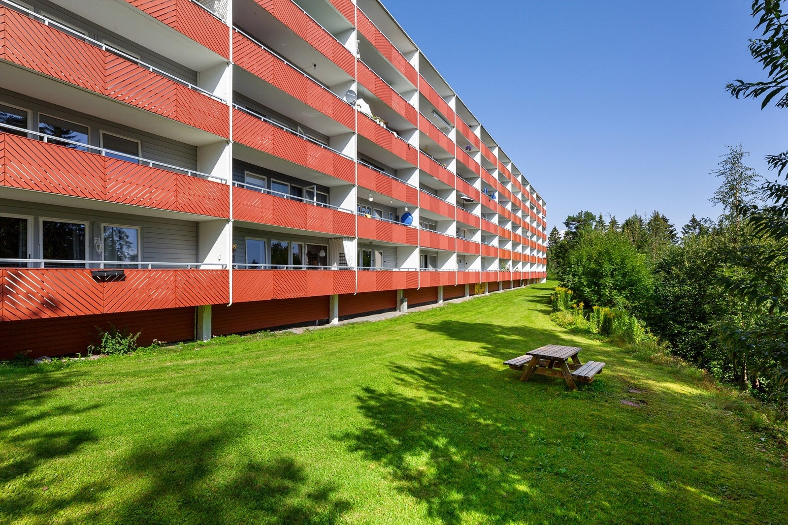 Eiendommen ligger i et hyggelig leilighetsbygg i fremste rekke mot Bondivannet. Galleribilde