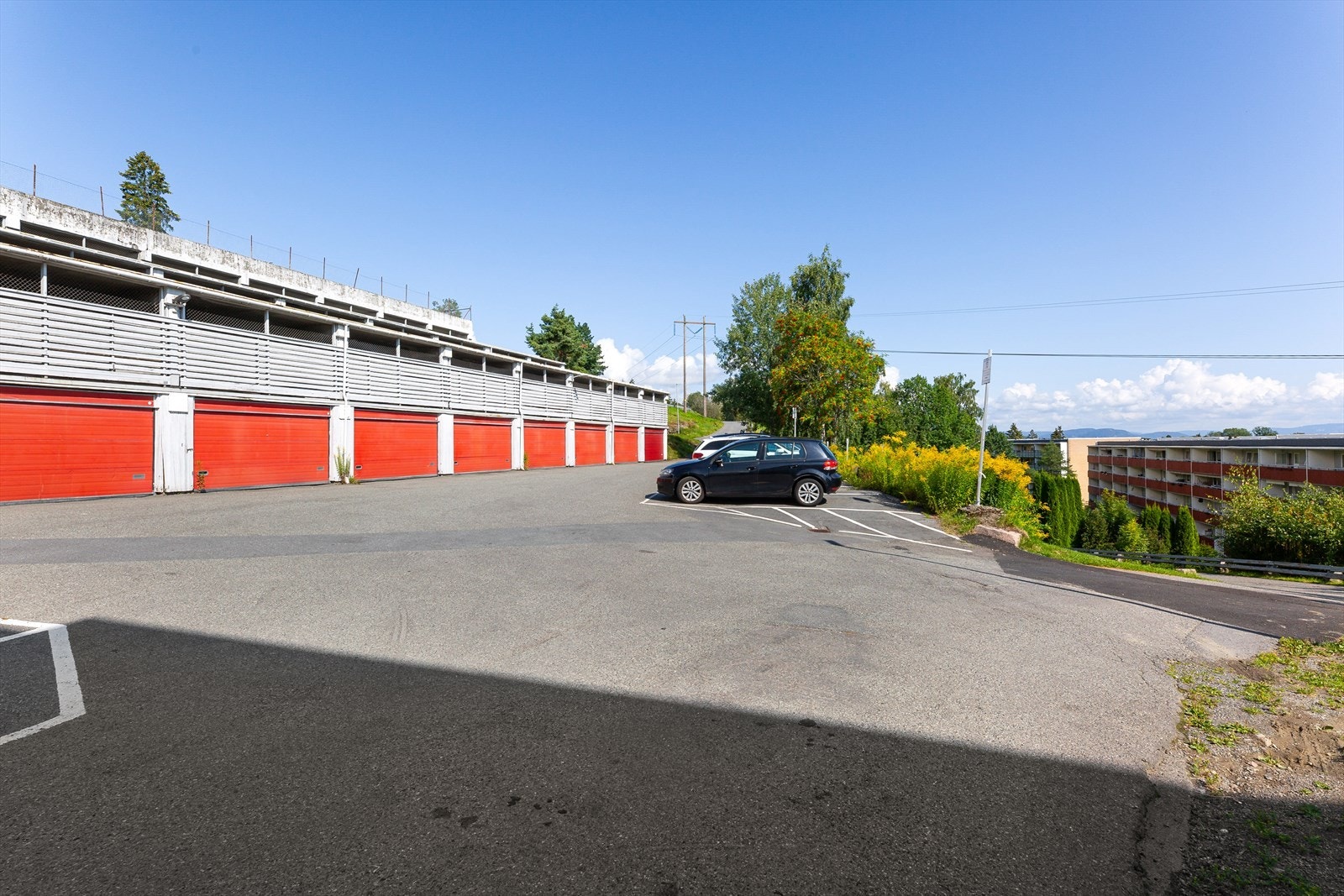 Det er mulig å leie både garasje og biloppstillingsplasser i kort avstand fra boligen gitt ledig kapasitet. lett tilgjengelig gjesteparkering. Galleribilde