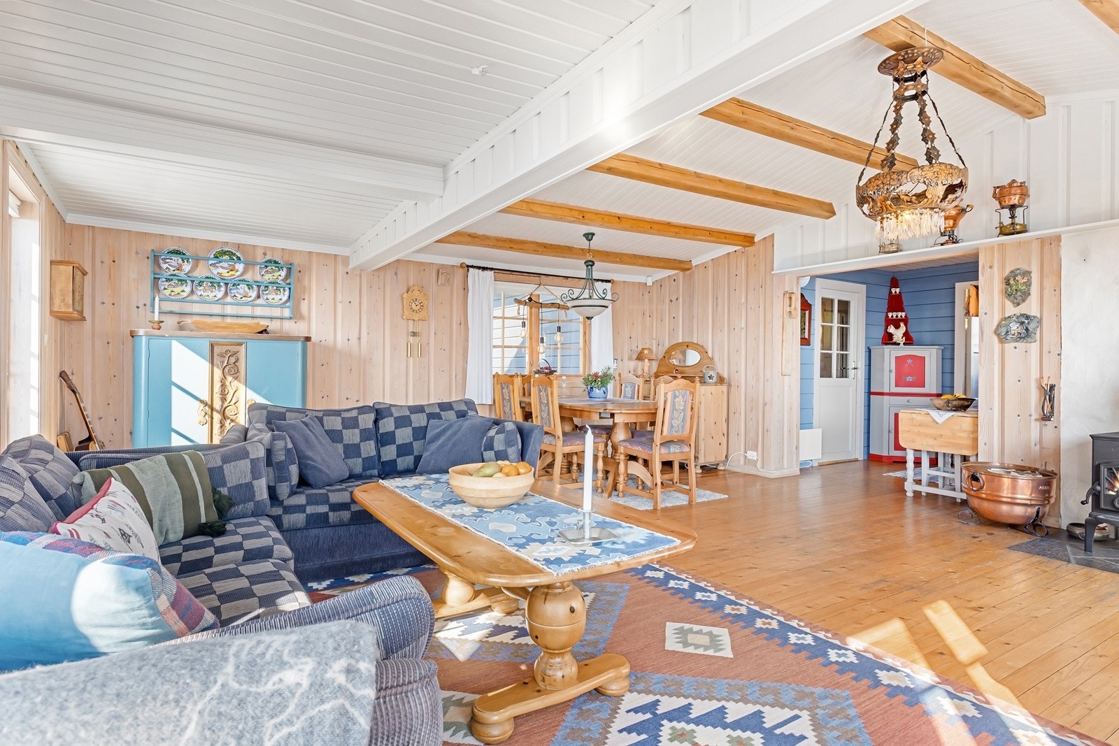 Stua er romslig med god plass til møblering av både sofa- og spisegruppe. Galleribilde